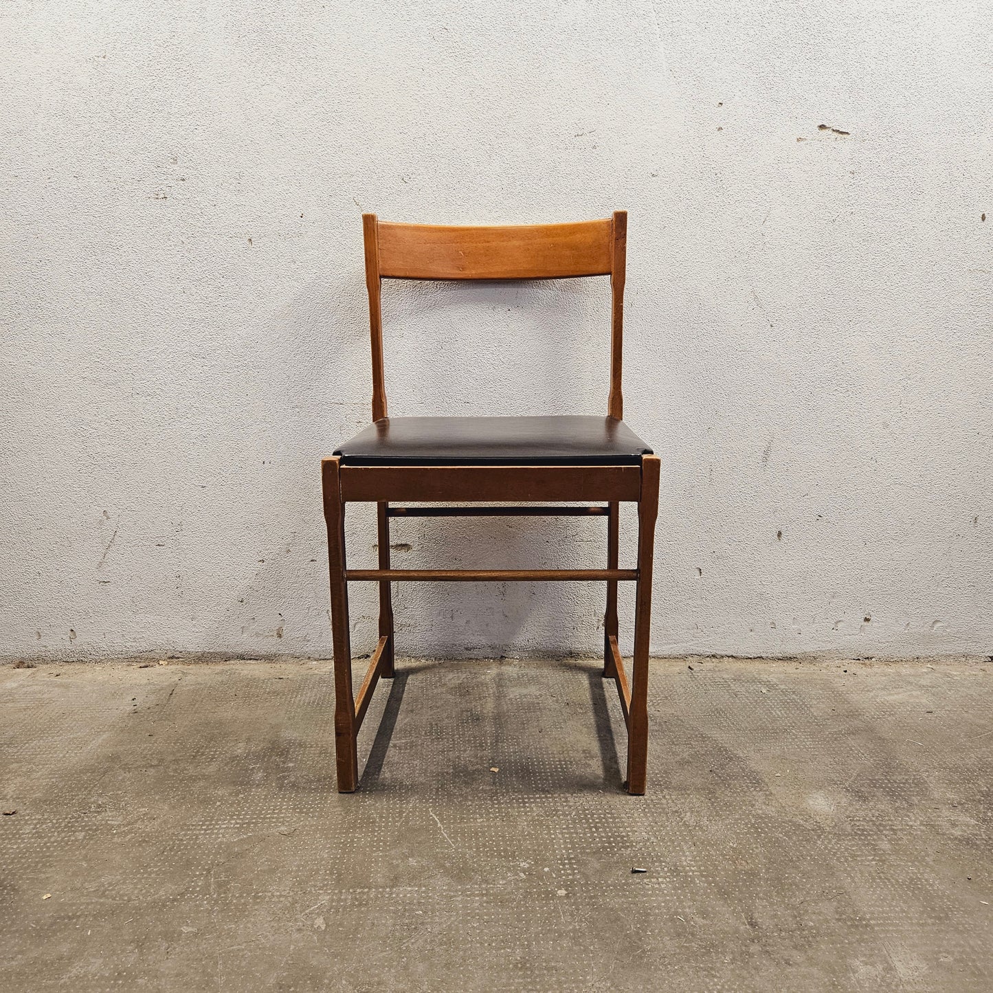 Sedia in legno con seduta imbottita anni '60