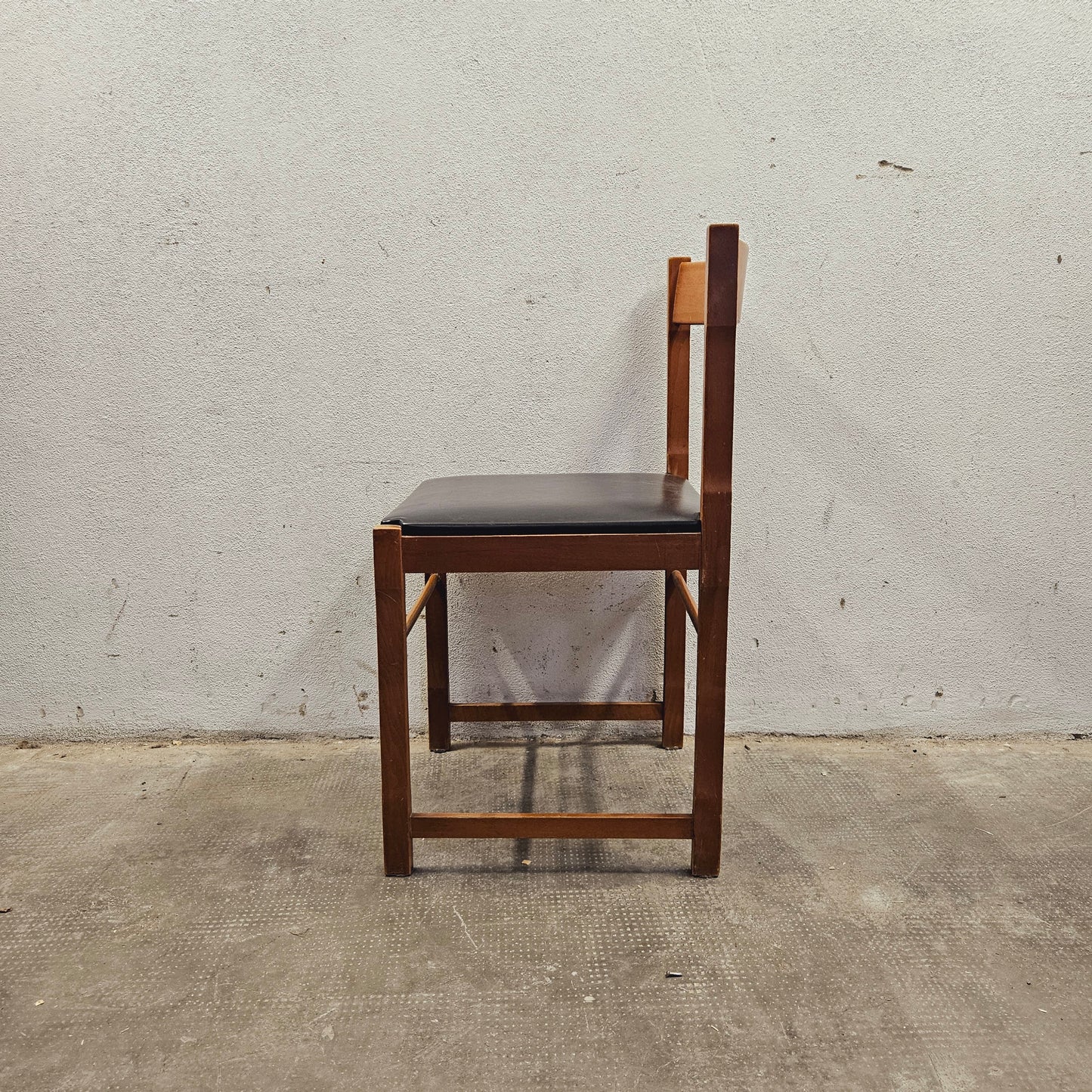 Sedia in legno con seduta imbottita anni '60