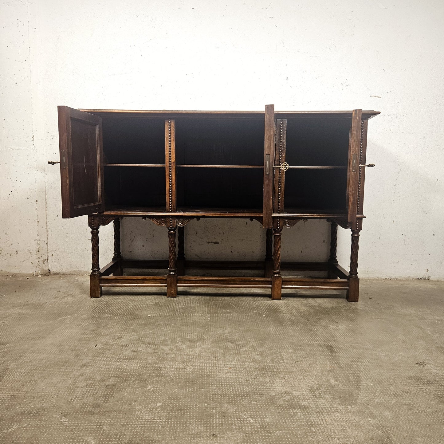 Credenza in legno massello intagliato