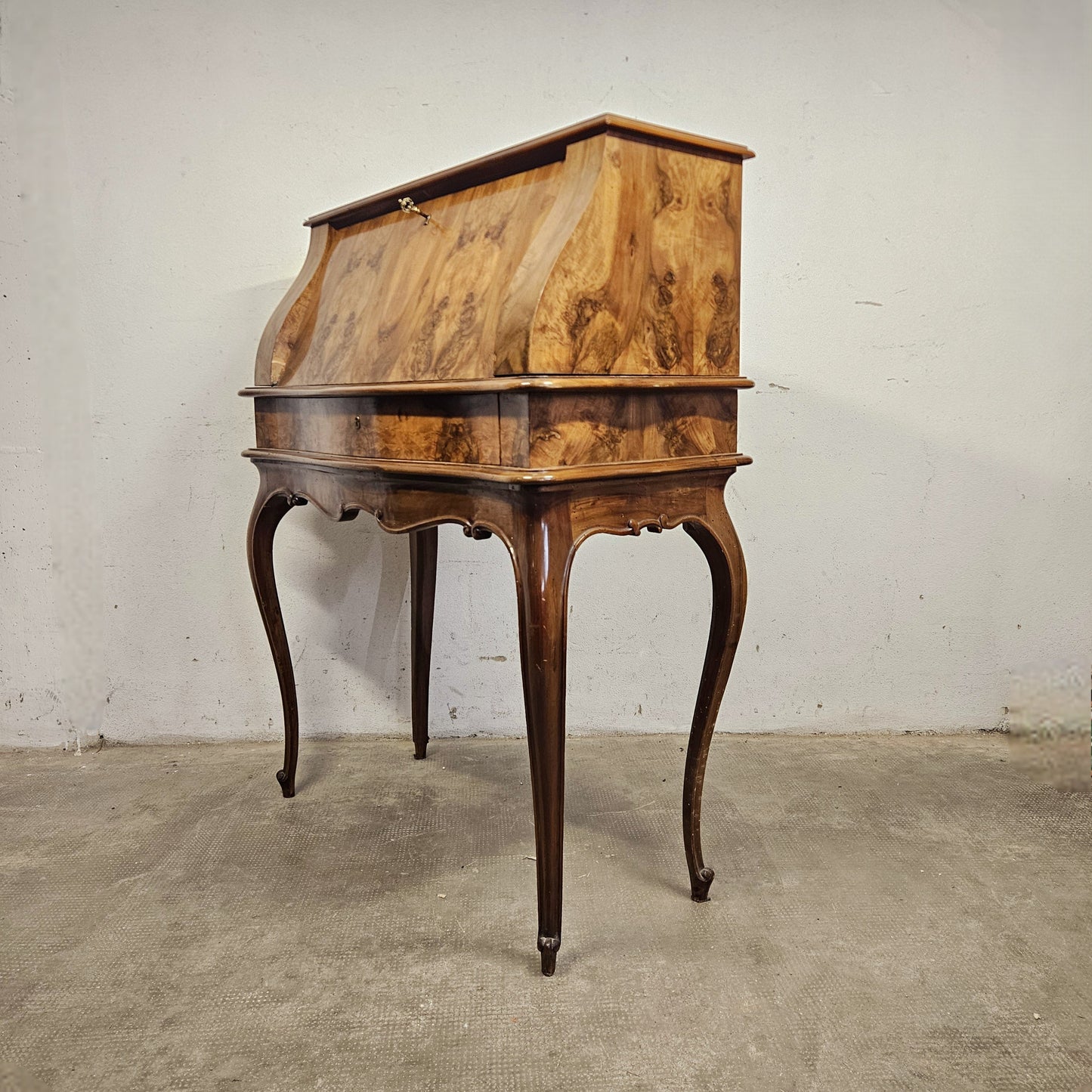 Secretaire a ribalta con gambe curve