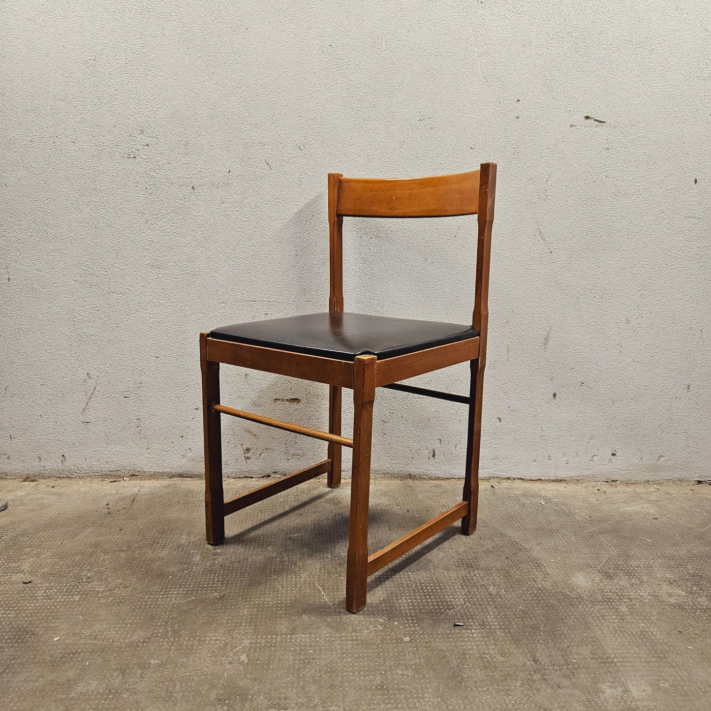 Sedia in legno con seduta imbottita anni '60