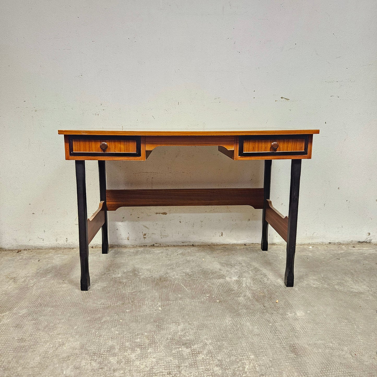Scrivania in legno impiallacciato noce anni '70