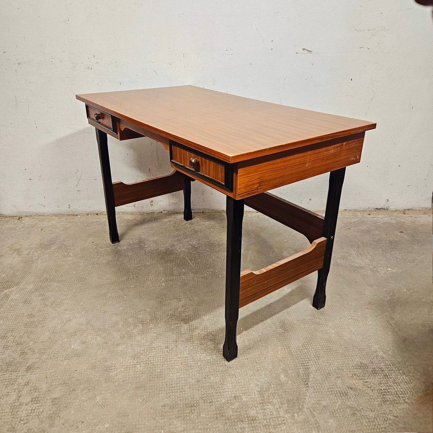 Scrivania in legno impiallacciato noce anni '70