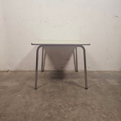 Tavolo da bimb* in formica