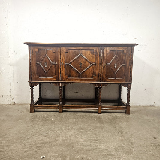 Credenza in legno massello intagliato