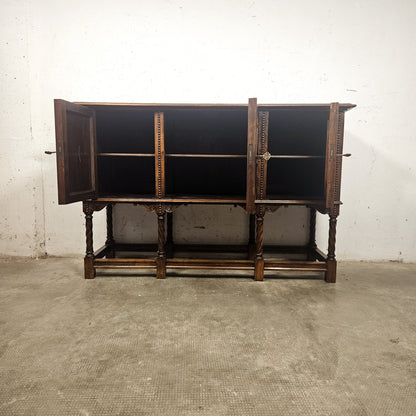 Credenza in legno massello intagliato