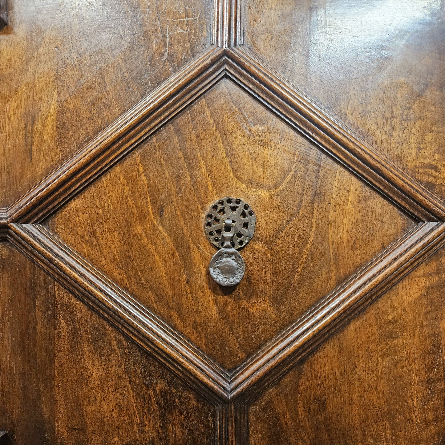 Credenza in legno massello intagliato