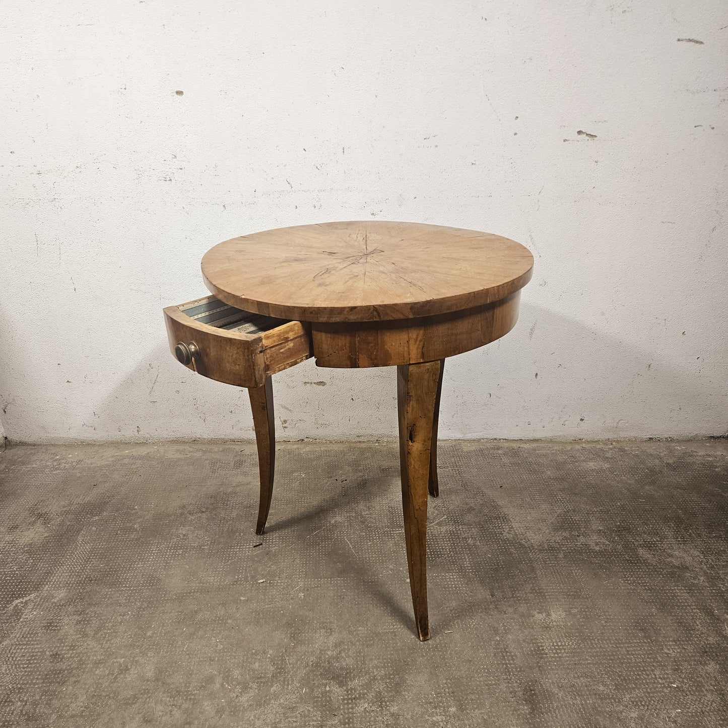 Tavolino rotondo in noce