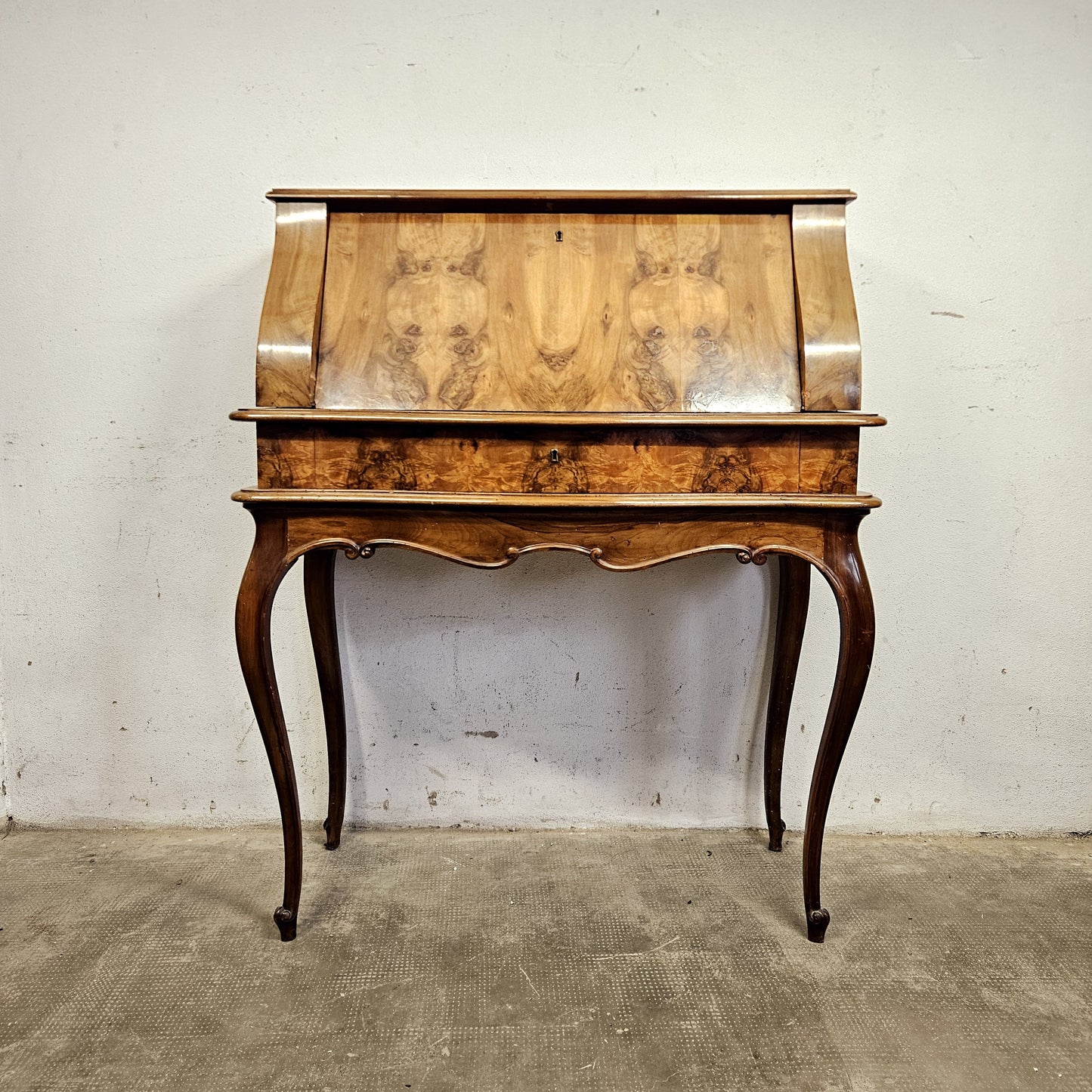 Secretaire a ribalta con gambe curve