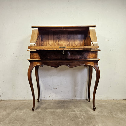 Secretaire a ribalta con gambe curve