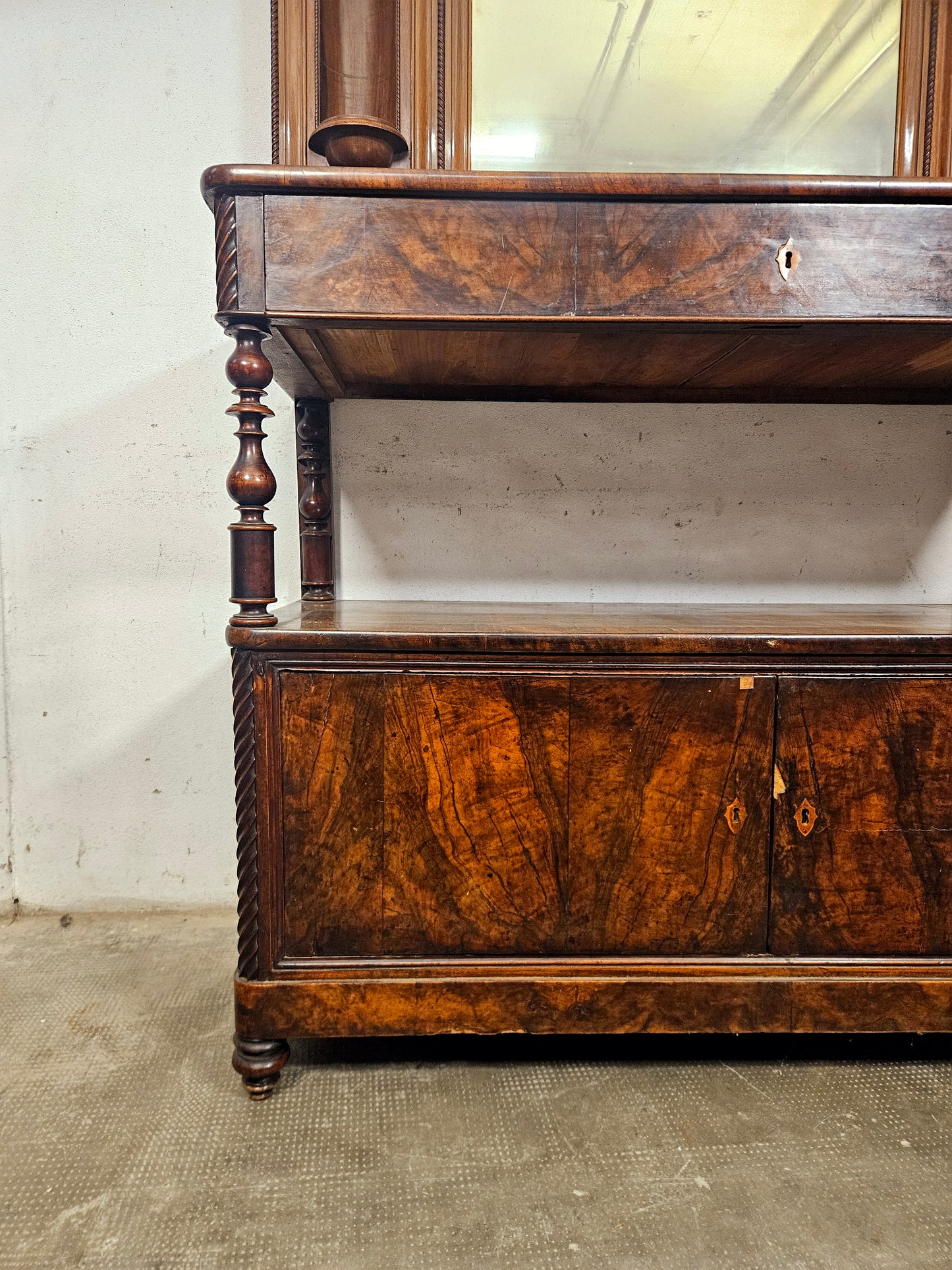 Credenza con alzata e specchiera