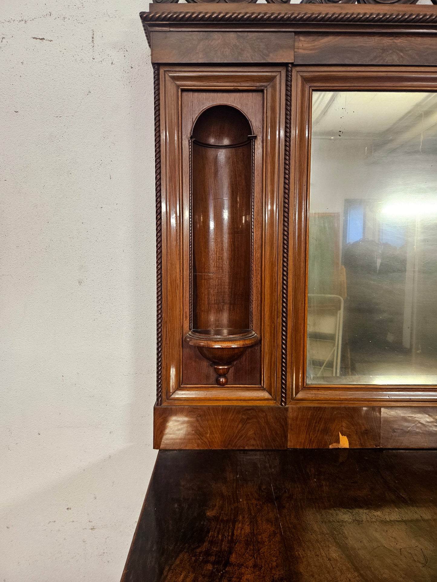 Credenza con alzata e specchiera