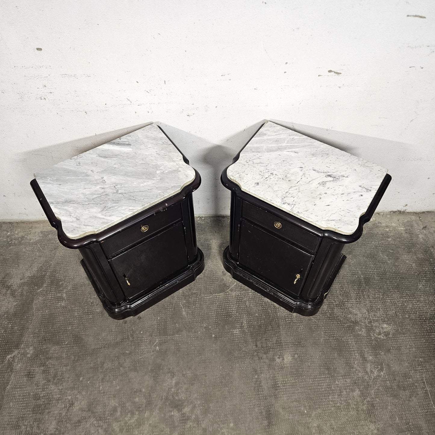 Comodini con piano in marmo