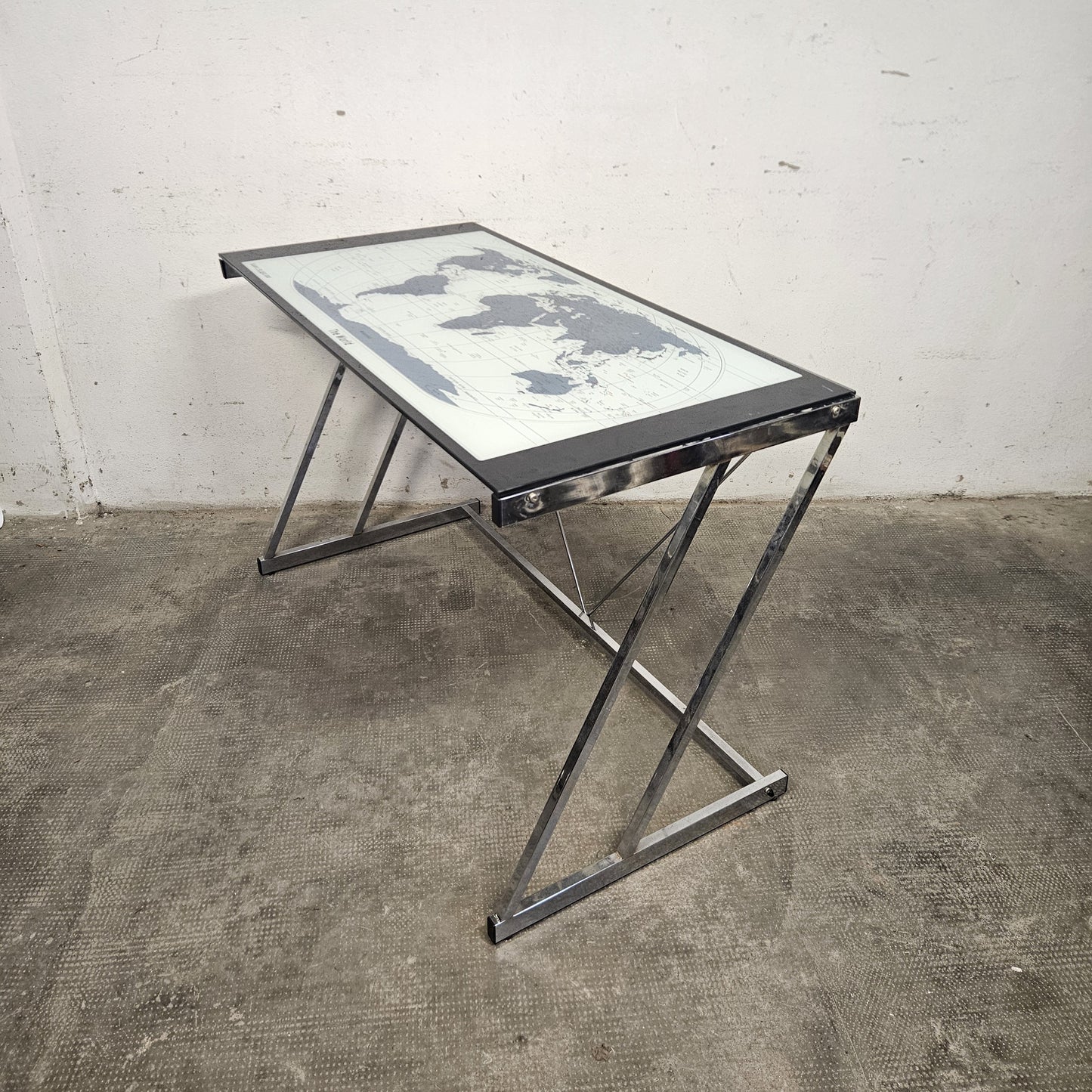 Scrivania con piano in vetro
